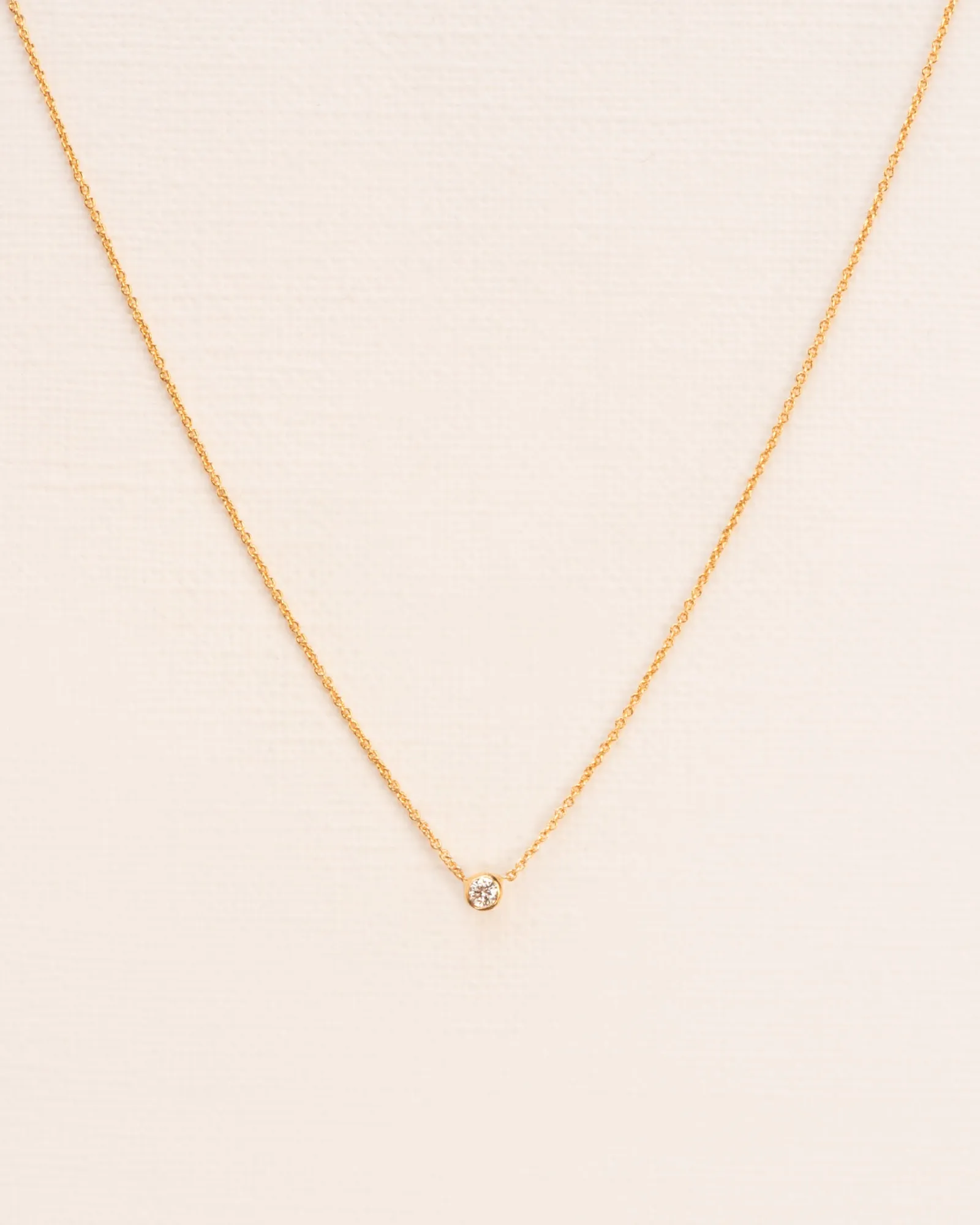 18K Gold Necklace w. White Diamond