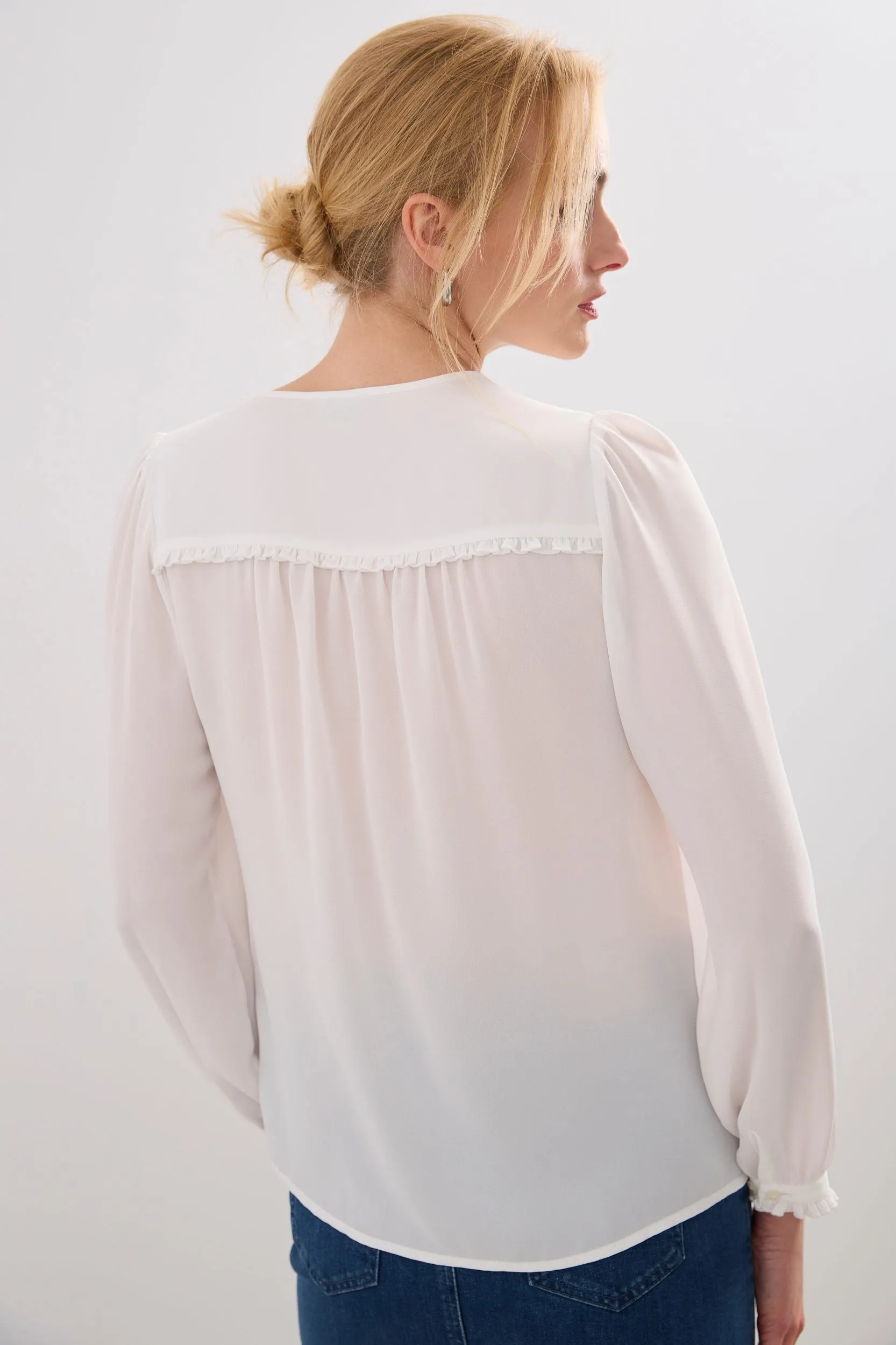 Blouse with frill and buttons in the front