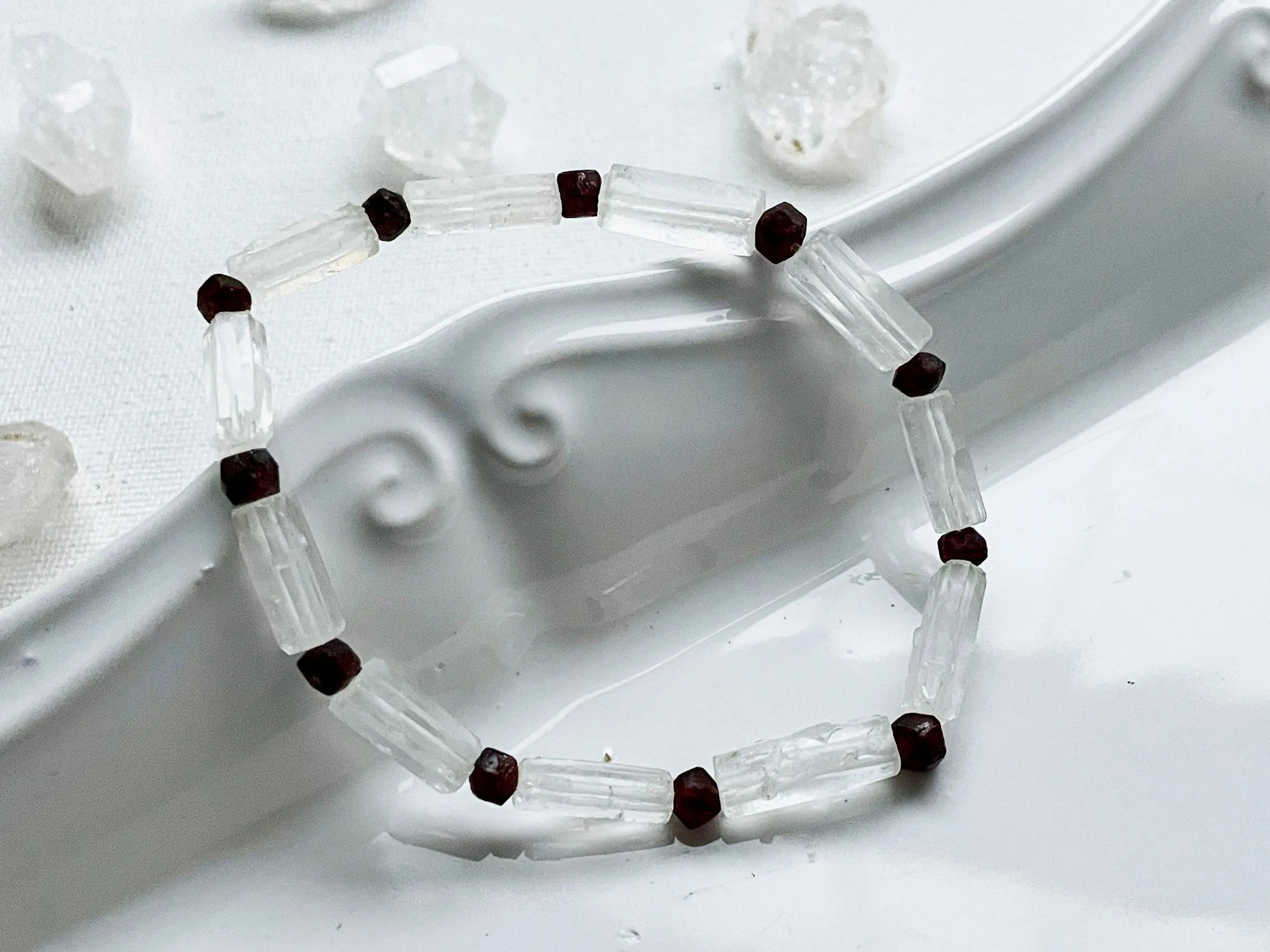 Faden Quartz & Garnet Bracelet