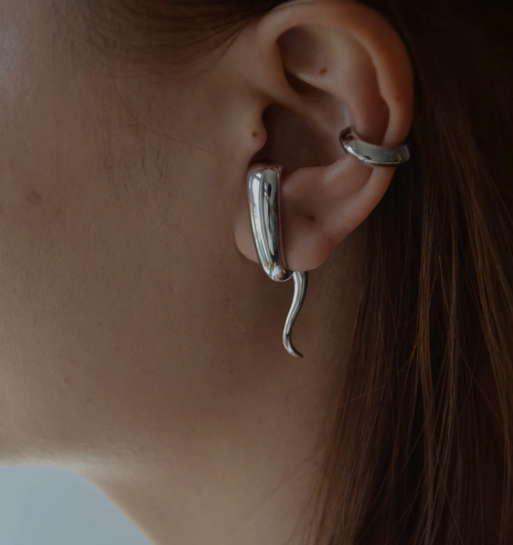 Gili bold sculptural single earring | Sterling Silver - White Rhodium